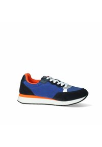 Sneaker con una toma superiore in tessuto blu e nero, lacci bianchi e un accento arancione sulla suola. Presenta un design testurizzato e una suola in gomma.