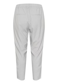 Pantalones grises claros con cintura elástica, diseño recortado y dos bolsillos traseros, presentan una textura suave y sin patrones visibles.