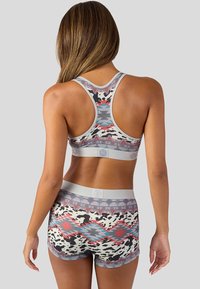 Šedá sportovní podprsenka a šortky v sadě s vícebarevným geometrickým a zvířecím potiskem, s hladkým, pružným materiálem.