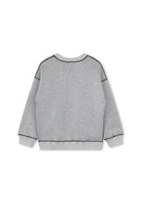 Felpa grigia con scollo rotondo, polsini e orlo a costine, cuciture piatte nere e un tessuto morbido e strutturato. Vista posteriore.