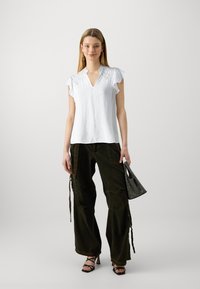 Vero Moda VMBEACH  - T-shirt imprimé - cloud dancer