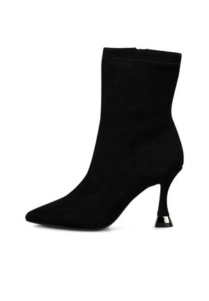 Botas negras de tobillo hechas de ante, con punta afilada, caña ajustada y tacón cónico con un acento metálico. Textura suave, sin cierres visibles.