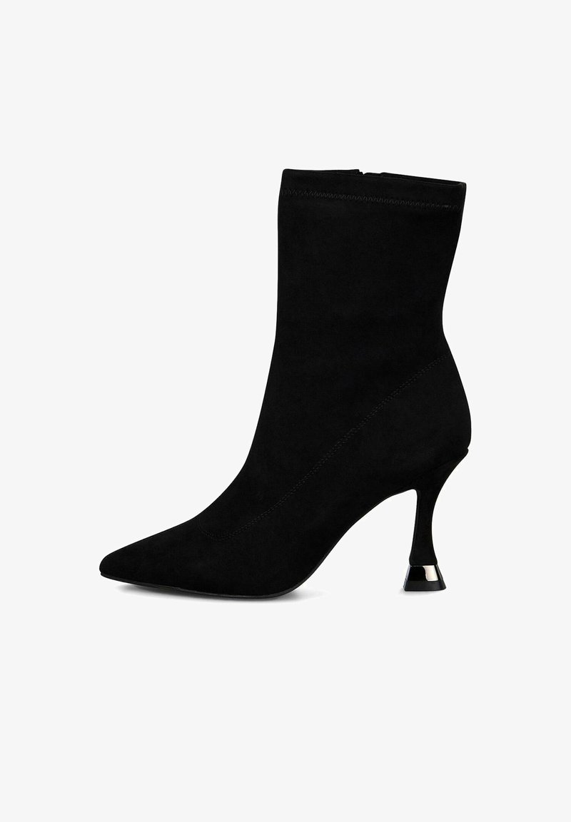 Botas negras de tobillo hechas de ante, con punta afilada, caña ajustada y tacón cónico con un acento metálico. Textura suave, sin cierres visibles.