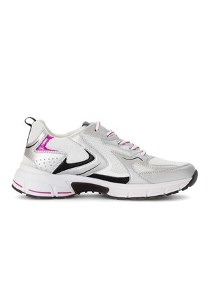 Wit en zilver sportieve schoen met zwarte en roze accenten, van gaasstof, veters en een dikke, gewatteerde zool, zijaanzicht.