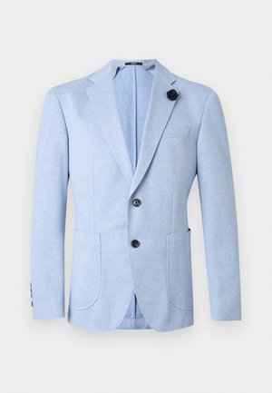 Svetlomodré pánske sako s dvomi gombíkmi, rozparkom na klopách, náprsnými nášivkami a tmavou kvetovanou pripínacou ozdobou na klopách.