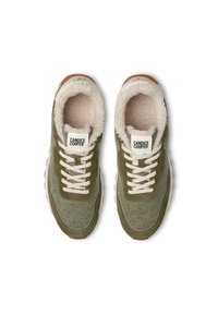 Baskets vert olive avec une doublure en polaire crème douce, des lacets blancs et une semelle texturée. Comprend une étiquette sur la languette.