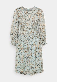 Robe bleu clair avec une taille smockée, de longues manches bouffantes, et un motif éparpillé dans des tons terreux d'orange et de noir.