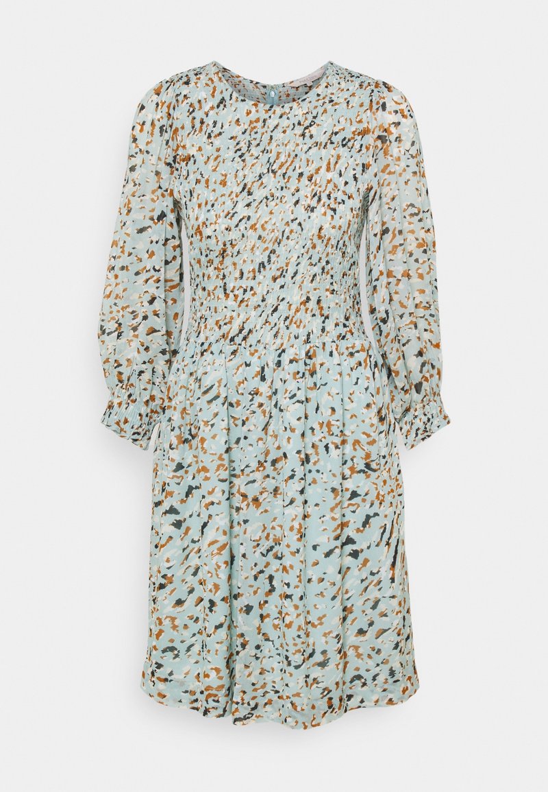 Robe bleu clair avec une taille smockée, de longues manches bouffantes, et un motif éparpillé dans des tons terreux d'orange et de noir.