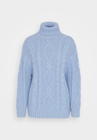 Pullover lavorato a maglia di colore blu chiaro con colletto alto a dolcevita, caratterizzato da un motivo a treccia testurizzato e polsini e orlo a coste. Design morbido e ampio.