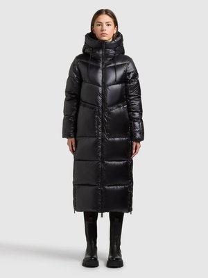 Schwarzer Steppmantel mit langem, gestepptem Design, Kapuze und vorderem Reißverschluss. Ausgestattet mit Seitentaschen und texturiertem, glänzendem Stoff.