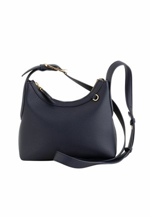 Sac à bandoulière en cuir granuleux bleu marine foncé avec fermeture éclair, détails de boucle dorés, et sangle réglable sur fond blanc.