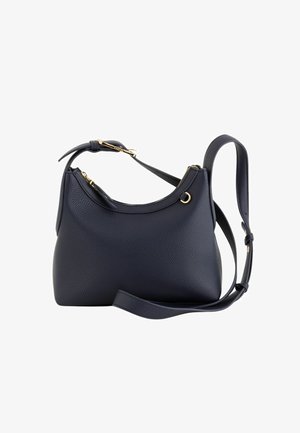 Bolso de hombro de cuero granuloso color azul marino oscuro con cremallera, detalles de hebilla y correa ajustable en tono dorado sobre un fondo blanco.