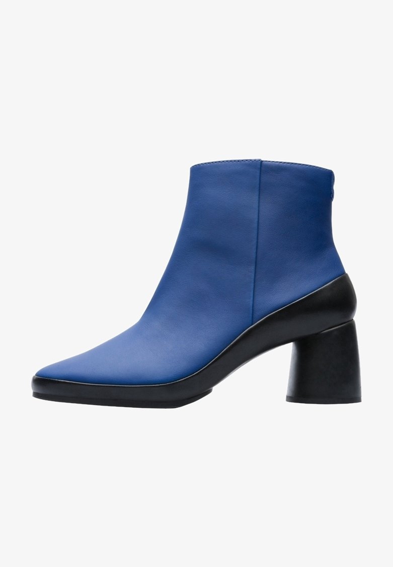 Bottine bleue à bout carré arrondi et talon bloc noir épais et évasé, présentée de profil gauche sur fond blanc.