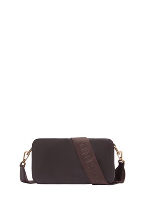 Sac bandoulière rectangulaire en cuir marron foncé avec une large sangle en tissu réglable et des fermoirs en métal doré.