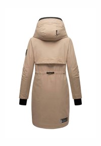 Parka beige avec capuche, présentant un design mi-long, une taille élastique, des poignets noirs et une étiquette logo en bas à droite.