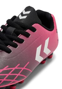Rosa-schwarzer Fußballschuh mit strukturiertem Obermaterial, weißem Logo, schwarzen Schnürsenkeln und gemustertem Design. Ausgestattet mit rosa Stollen auf der Außensohle.