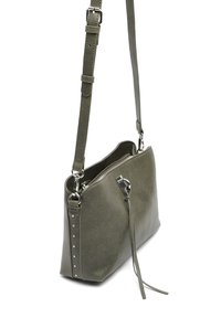 Borsa a tracolla verde oliva in materiale testurizzato con chiusura a zip. Caratterizzata da una lunga tracolla regolabile e dettagli in metallo argentato.