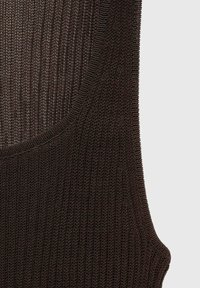 Brauner, gestrickter Tanktop mit geripptem Muster und weiten Armöffnungen, Rundhalsausschnitt und weichem Oberflächenfinish.