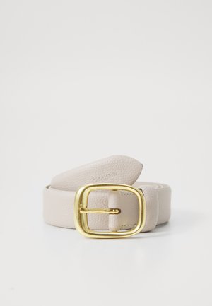 Cintura in pelle beige con fibbia quadrata dorata, texture liscia e una sottile incisione del marchio sulla cinghia.