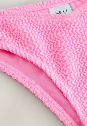 Růžové spodní díly bikin s texturovaným, volánkovým designem. Vyznačují se hladkým vnitřním podšíváním a elastickými okraji pro lepší přiléhání. Viditelná značka.