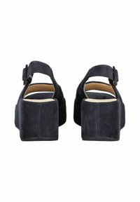 Námořnické semišové platformové sandály s kulatou špičkou, kotníkovým páskem na sponu a texturovaným povrchem. Podpatek je silný a ve tvaru bloku.