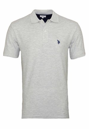 Polo gris à manches courtes, fabriqué en coton doux. Il présente un col et un petit logo bleu marine sur la partie gauche de la poitrine.