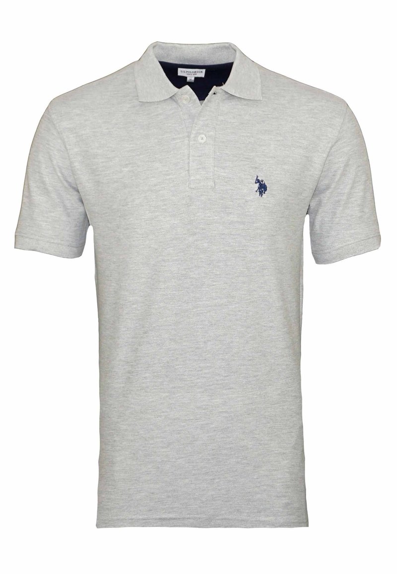 Polo gris à manches courtes, fabriqué en coton doux. Il présente un col et un petit logo bleu marine sur la partie gauche de la poitrine.