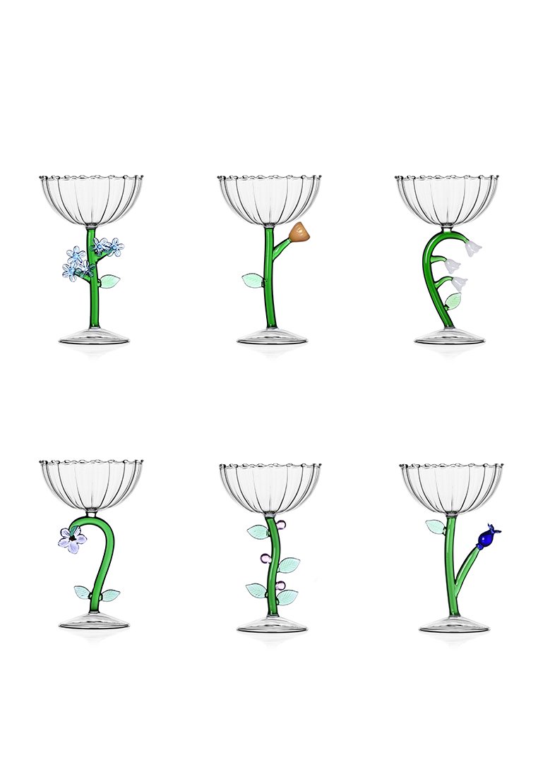 Zestaw sześciu szklanych filiżanek z kwiatowymi wzorami. Każda filiżanka ma zielony pień, liście oraz charakterystyczne kwiaty w różnych kolorach i kształtach.