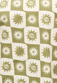 Σχέδιο σκακιέρας με εναλλασσόμενα πράσινα και λευκά τετράγωνα που απεικονίζουν στυλιζαρισμένες ηλιακές μορφές και το κείμενο "Santa Cruz" σε πράσινο χρώμα.