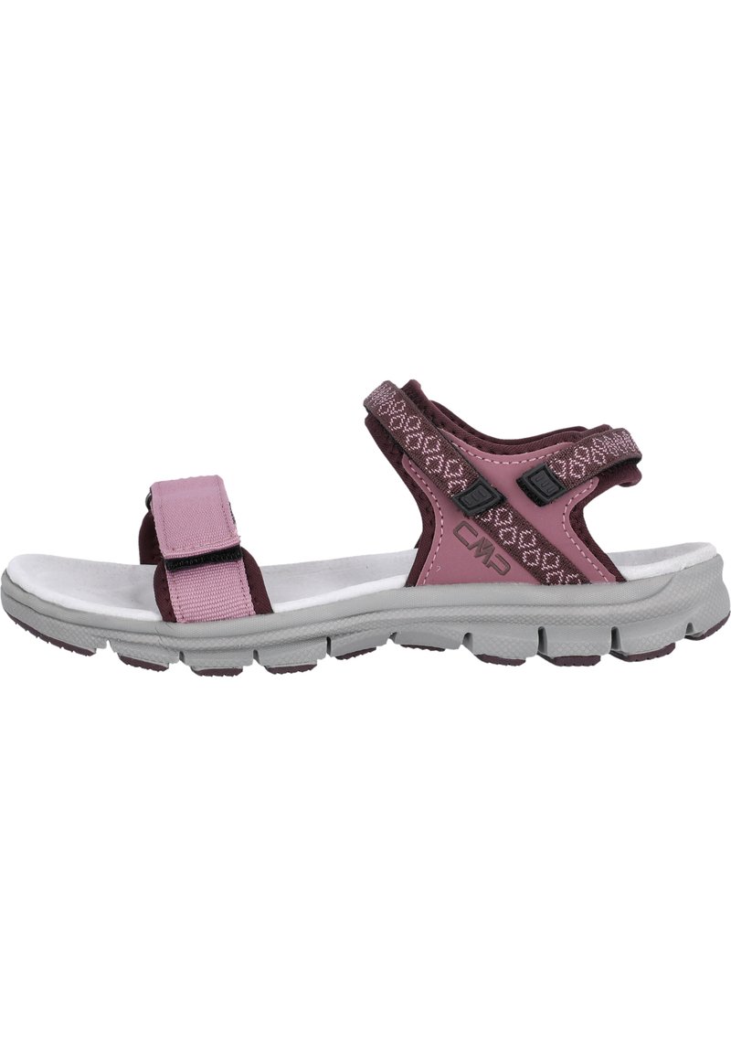 Sandal med en vit skumkloss, mörkrosa accenter, justerbara remmar och ett mönstrat remdetalj. Lätt och öppen design för andningsförmåga.