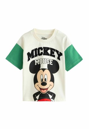 T-shirt bianca in cotone con maniche corte verdi. Presenta una grande stampa di Topolino sul davanti con la scritta nera "MICKEY MOUSE."