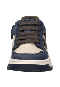 Blauwe en crèmekleurige sneaker met een soepel leren bovenwerk, een gestructureerd zijpaneel, een ronde neus en bruine veters. Bevat een witte tussenzool en een rubberen buitenzool.