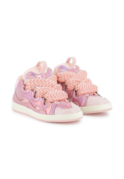 Rozā metāliski augstie sporta apavi ar teksturētām zigzaga auklām, apaļu purngalu un gumijas zoli; spīdīga apdare ar slāņotu dizaina akcentu.