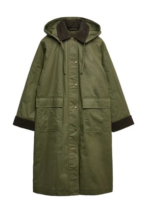 Dlouhý olivově zelený kabát s kapucí, zapínáním na patentky vpředu, dvěma velkými předními kapsami s klapkami a tmavě hnědým manšestrovým límcem a manžetami.