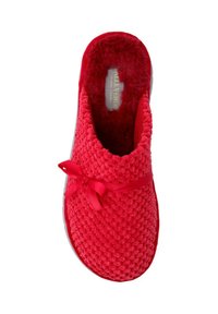 Pantofola rossa lavorata a maglia con superficie texturizzata, morbida fodera in pelliccia sintetica e un accento di nastro rosso. Forma arrotondata con suola imbottita.