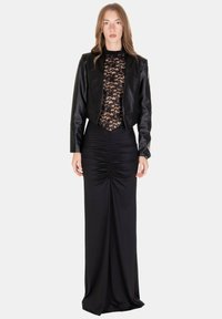 Abito da sera nero aderente con gonna arricciata e giacca corta in pelle aderente. Il body presenta un design con sovrapposizione di pizzo.