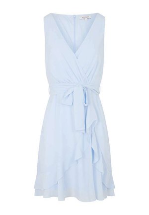 Lyseblå ærmeløs slå-om kjole med V-hals, taljebånd og flæset asymmetrisk kant.