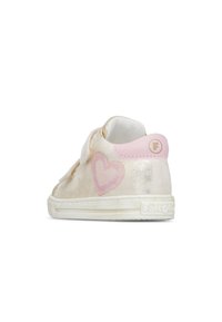 Sneaker metallico dorato con accenti rosa, cinturini in Velcro e grafica a forma di cuore sul lato. Superficie testurizzata e suola in gomma bianca.