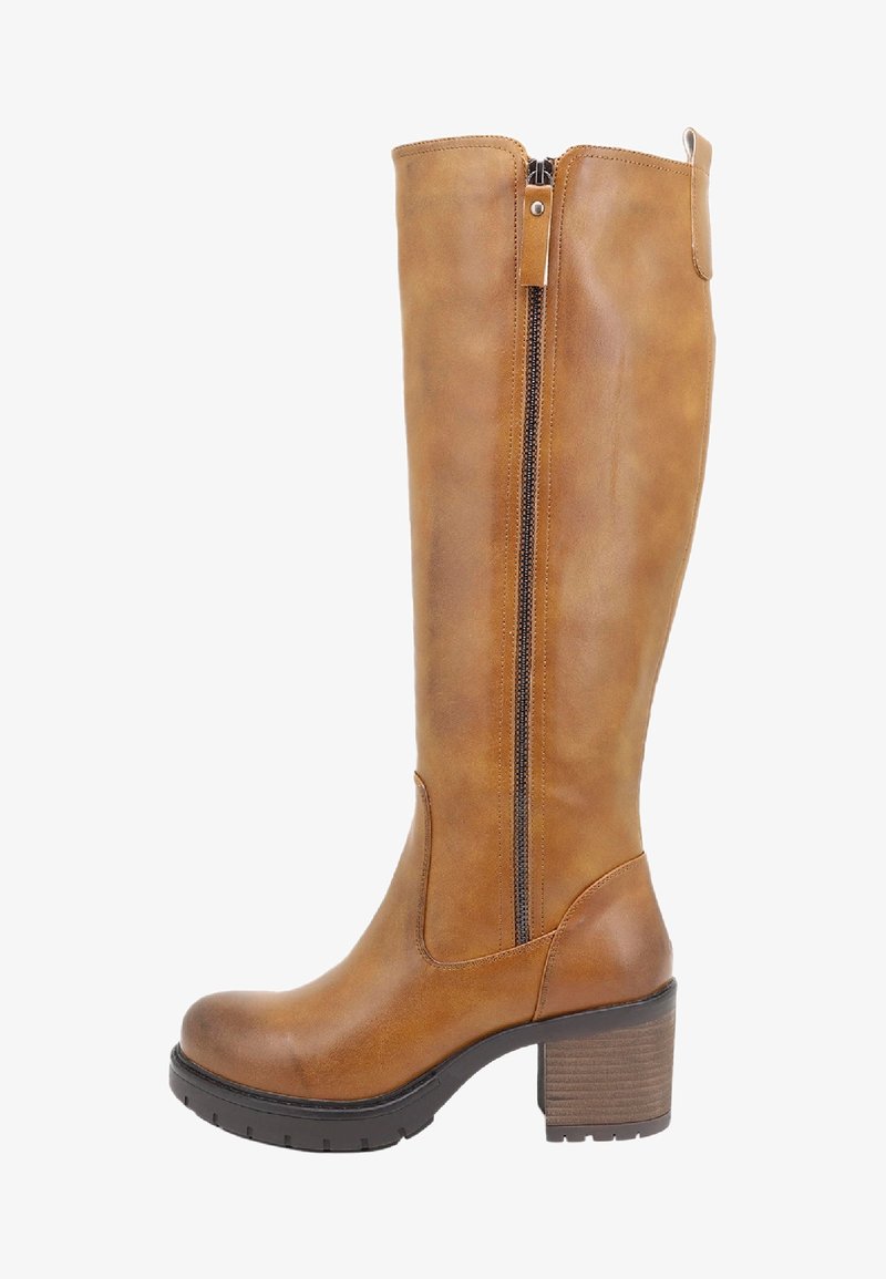 Botte haute en cuir marron avec fermeture éclair latérale, languette de tirage en haut, talon épais et semelle à crampons, vue de profil.