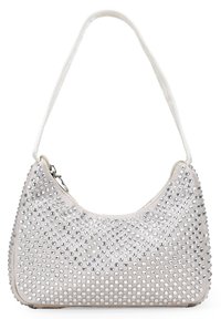 Bolso de mano gris claro con forma curva, adornado con tachuelas plateadas, con una correa blanca y un cierre de cremallera. Textura suave en todo el bolso.