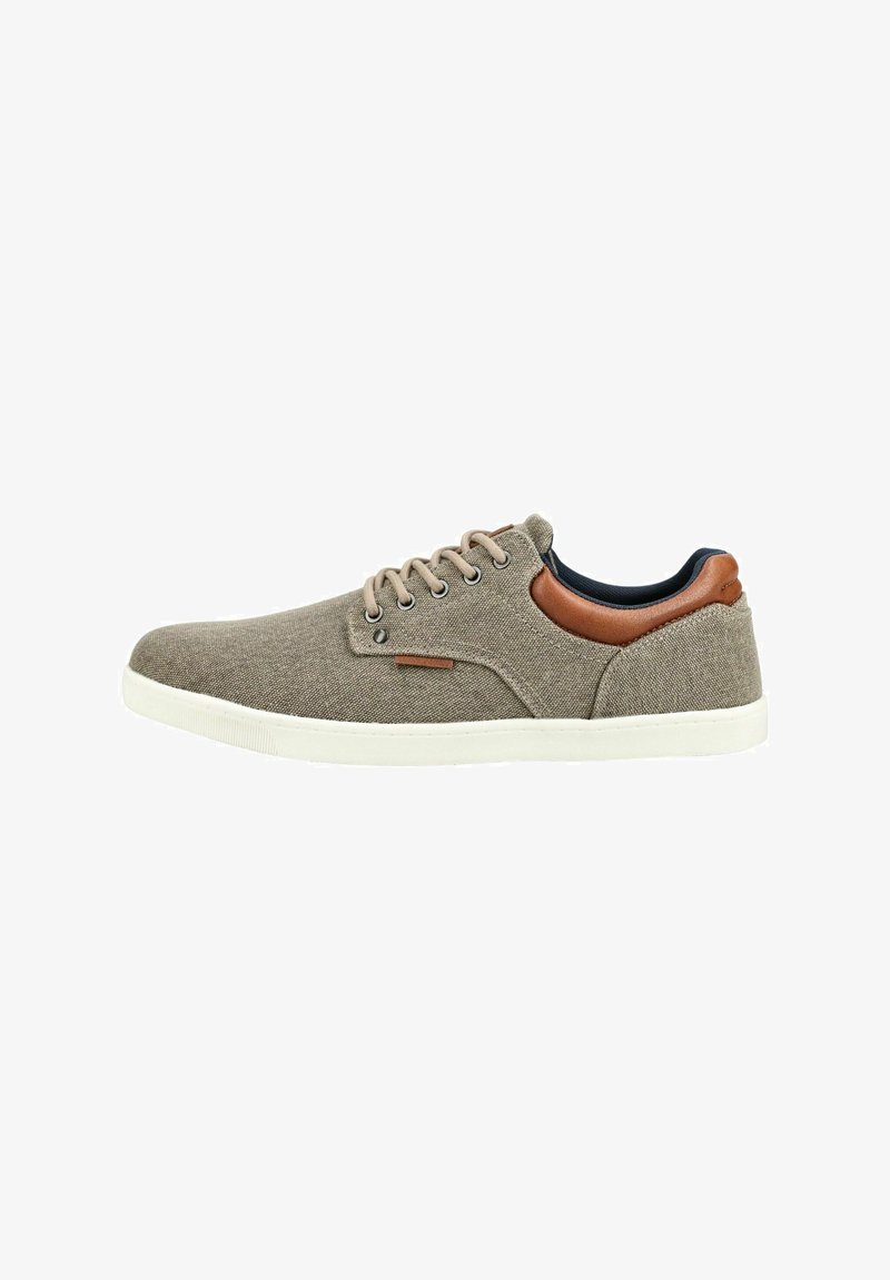 Afslappet lavtop-sneaker med beige stofoverdel, hvid sål, brun læderhælafslutning og beige snørebånd, vist i sideprofil.
