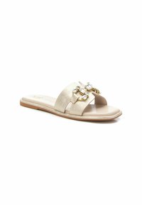 Chanclas de oro con dos correas anchas, que presentan gemas decorativas. Textura suave y diseño de punta abierta con suela plana.