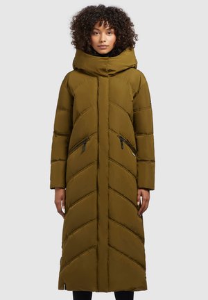 Manteau rembourré long vert olive avec un col haut et un motif en chevrons matelassé. Dispose de coutures horizontales et de deux poches avant zippées.