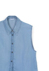 Camicia di jeans senza maniche azzurro chiaro con colletto classico, chiusura frontale con bottoni e texture liscia. Caratterizzata da un design pulito e semplice.