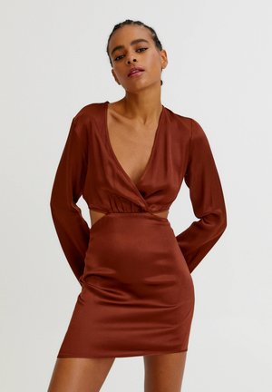 WITH CUT OUT DETAIL - Denní šaty - brown
