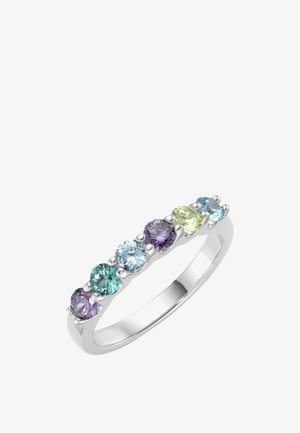 Silberner Ring mit sieben runden Edelsteinen in Pastellfarben in den Farbtönen Lila, Türkis, Hellblau, Grün und Gelb, die in einer Reihe angeordnet sind.