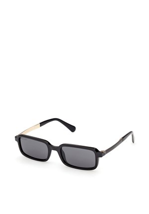 Zwarte rechthoekige zonnebril met donkere glazen en gouden accenten op de pootjes, gepresenteerd op een witte achtergrond.