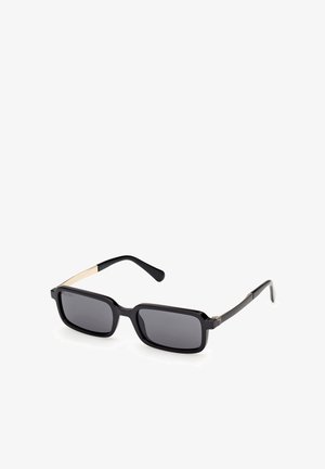 Sorte rektangulære solbriller med mørke linser og guldaccenter på stængerne, vist på en hvid baggrund.