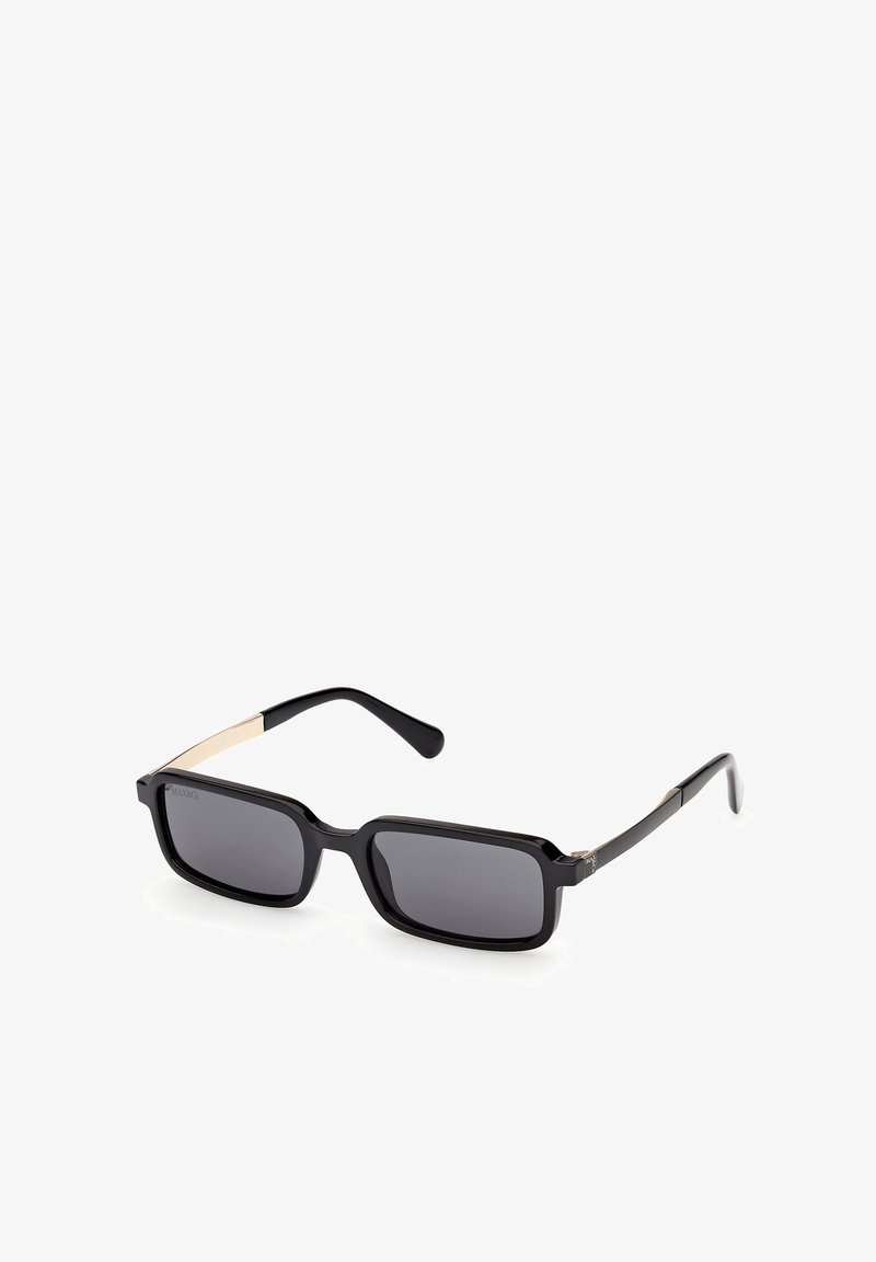 Sorte rektangulære solbriller med mørke linser og guldaccenter på stængerne, vist på en hvid baggrund.