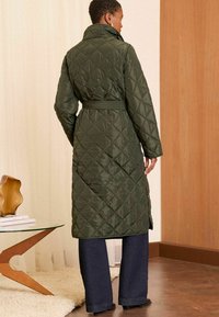 Love & Roses REGULAR FIT - SHOWER RESISTANT QUILTED FUNNEL NECK  - Zimný kabát - green